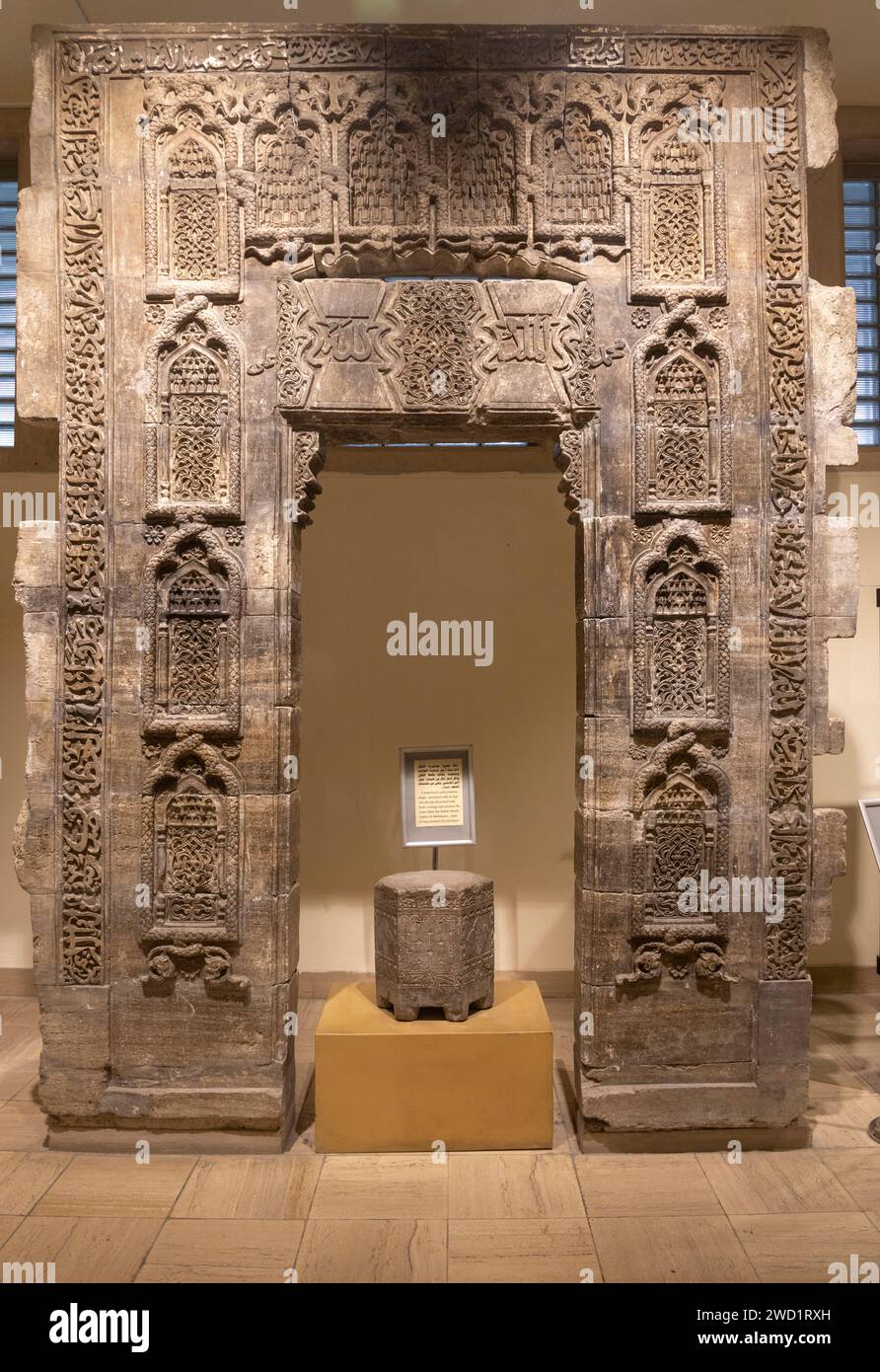 Aus dem 13. Jahrhundert stammende Steintür des Mausoleums Imam Bahir in Mosul, heute im Irak-Museum in Bagdad Stockfoto