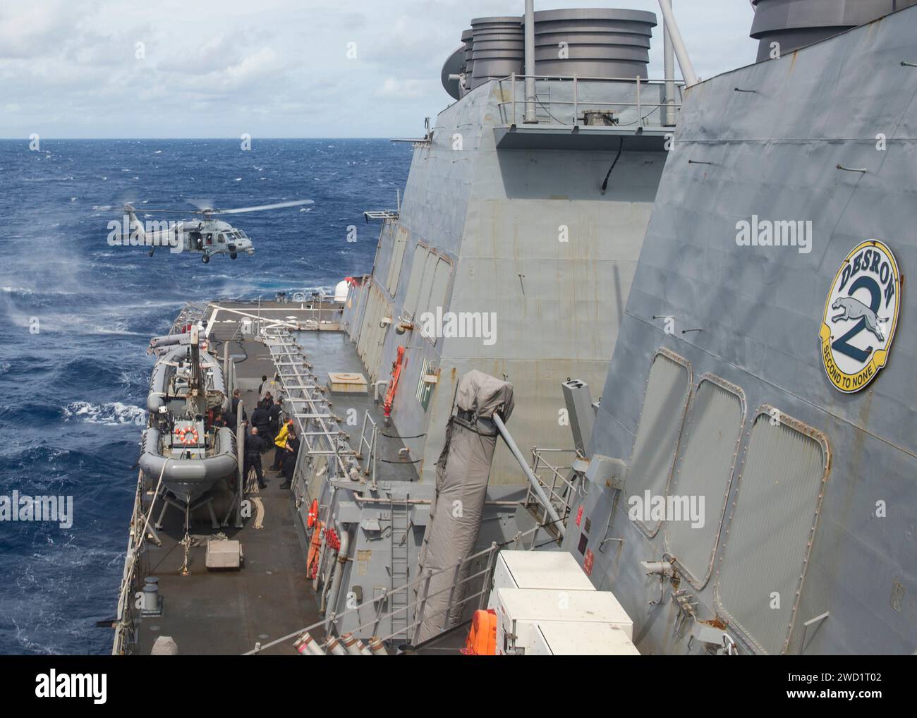 Ein MH-60S Sea Hawk Hubschrauber bereitet sich auf die Landung an Bord der USS Mitscher vor. Stockfoto