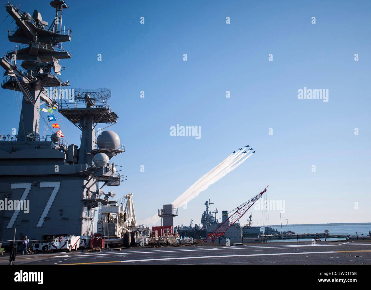 F/A-18 Hornets fliegen über den Flugzeugträger USS George H.W. Bush. Stockfoto
