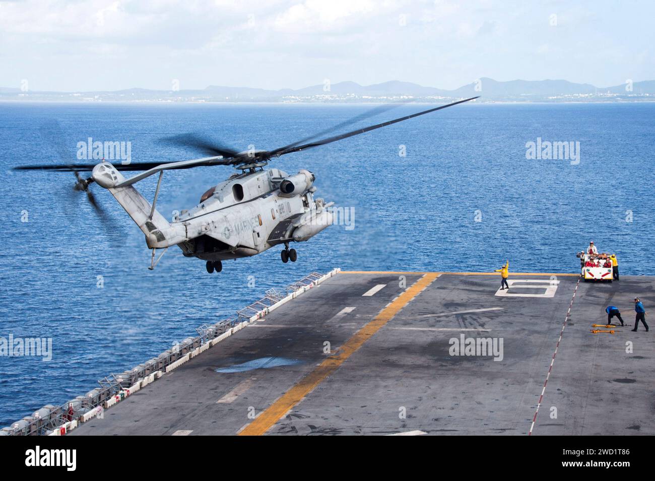 Ein CH-53E Super Hallion Hubschrauber landet vom amphibischen Angriffsschiff USS Bonhomme Richard. Stockfoto