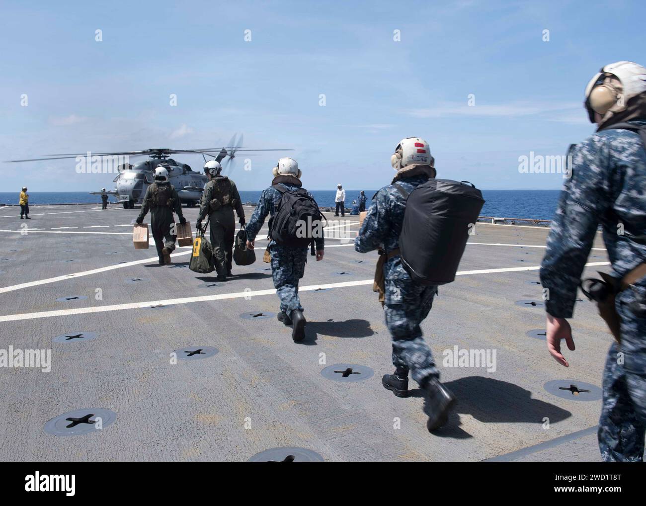 Die Seeleute bereiten sich auf das Flugdeck des Anlegeschiffs USS Oak Hill vor, an Bord eines Hubschraubers der MH-53E zu gehen. Stockfoto