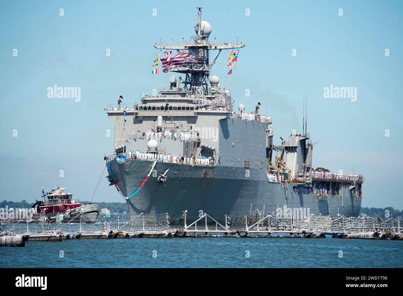 Das Amphibienschiff USS Carter Hall kehrt zum Heimatflughafen der Naval Station Norfolk, Virginia, zurück. Stockfoto