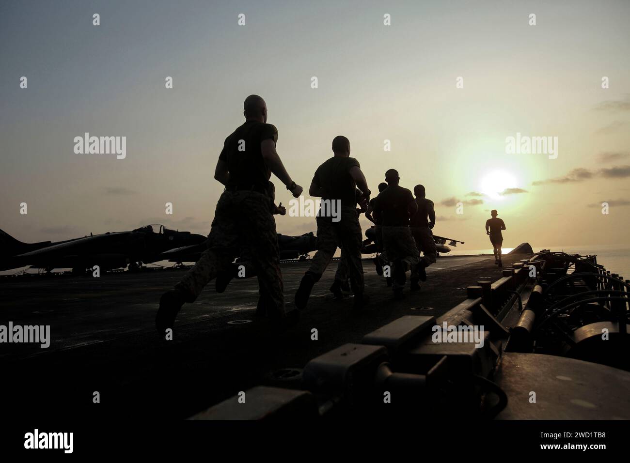 US-Marines und Seeleute trainieren an Bord des Flugdecks der USS America. Stockfoto