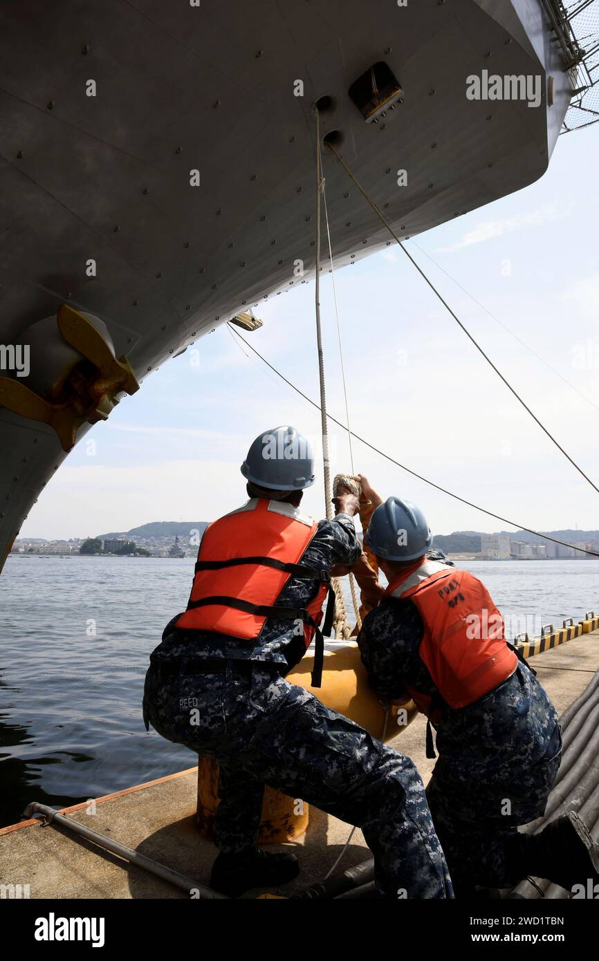 Linienführer legen das amphibische Angriffsschiff USS Bonhomme Richard an. Stockfoto