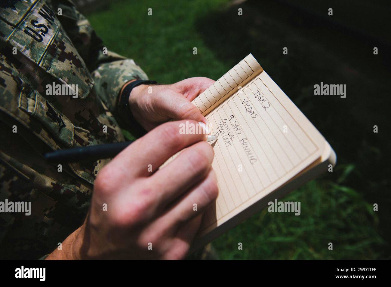 Seabee nimmt Notizen zur Unterstützung der Hilfsbemühungen des Hurrikans Maria. Stockfoto