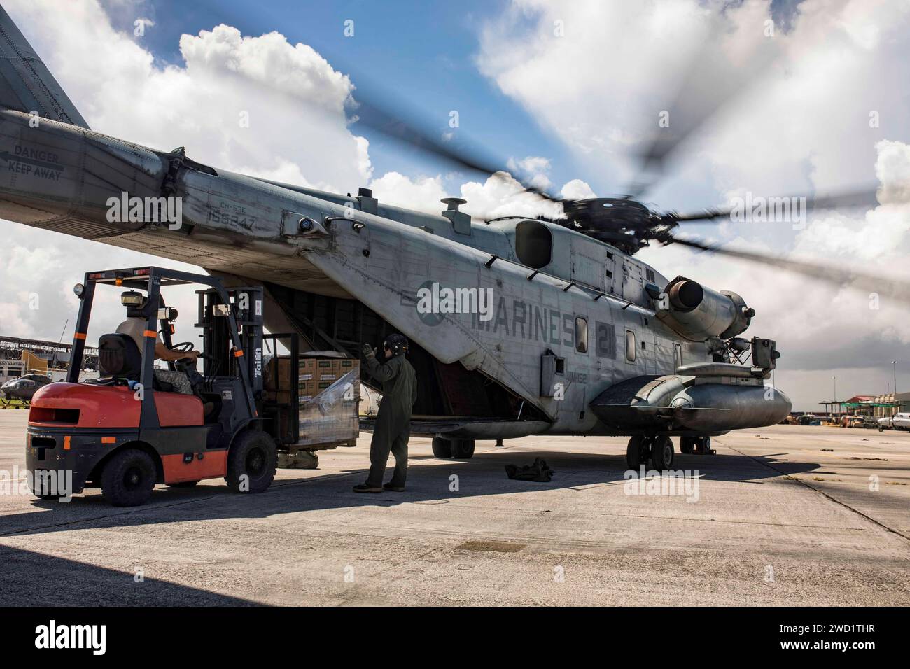 Militärische Nahrungsrationen werden auf einen CH-53E Super Hengst geladen. Stockfoto