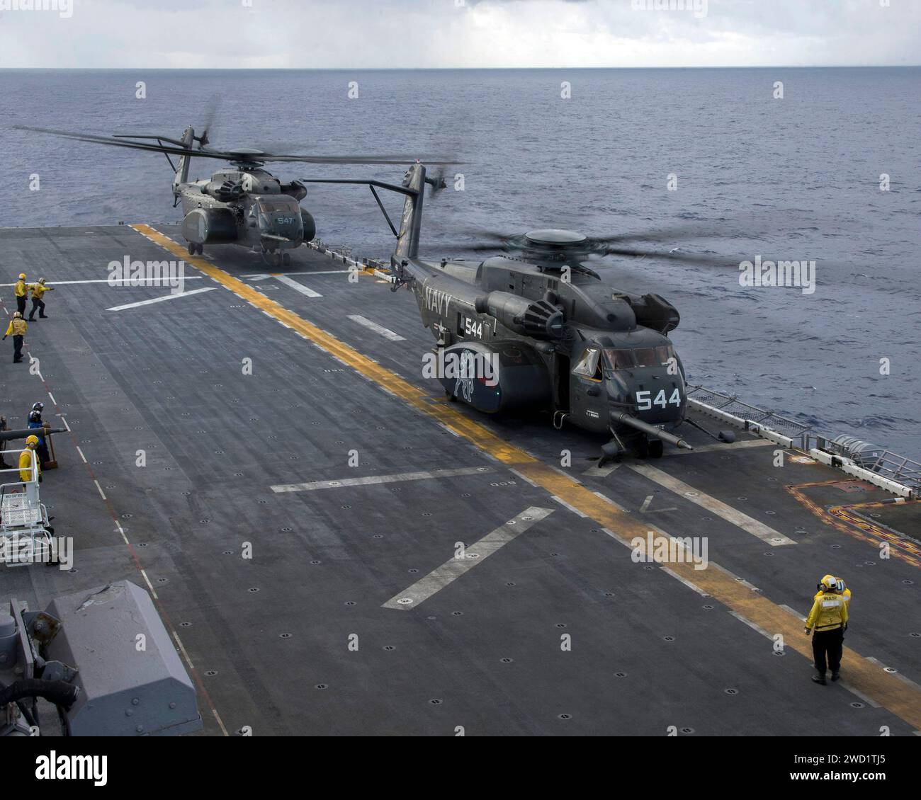 Zwei MH-53E Sea Dragon Hubschrauber landen an Bord des amphibischen Angriffsschiffs USS Wasp. Stockfoto