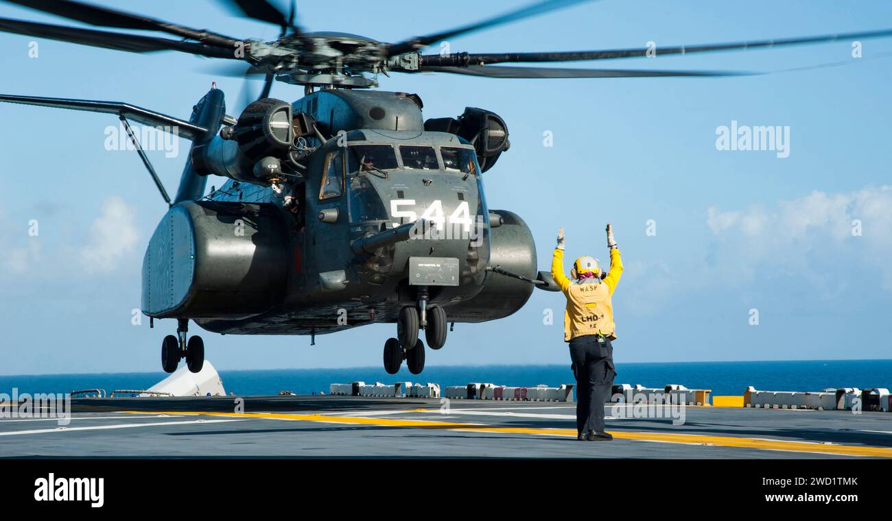 Ein MH-53E Sea Dragon Hubschrauber startet vom amphibischen Angriffsschiff USS Wasp. Stockfoto