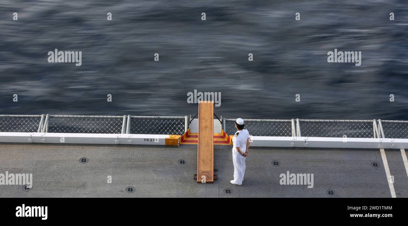 Eine Begräbniszeremonie auf See an Bord der USS Abraham Lincoln. Stockfoto