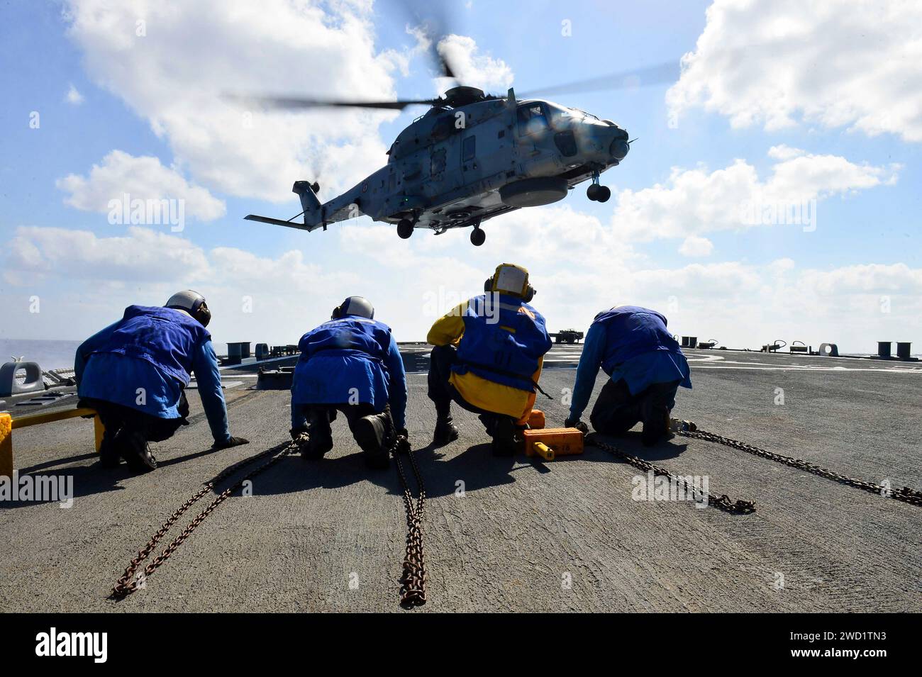 Ein Hubschrauber landet auf dem Flugdeck der USS Porter. Stockfoto