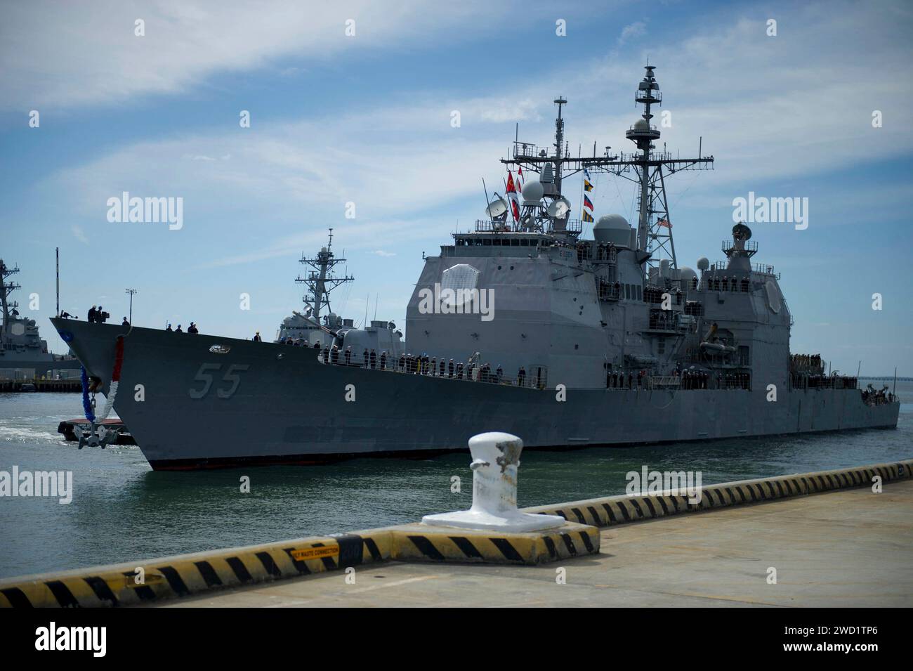 Der Lenkraketenkreuzer USS Leyte Gulf kehrt zur Marinestation Norfolk, Virginia, zurück. Stockfoto
