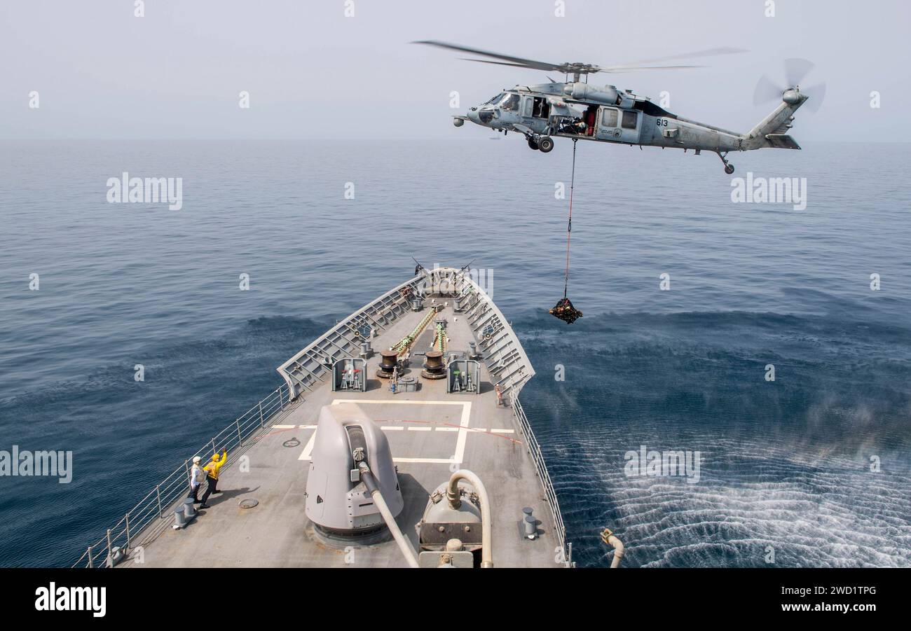 Ein MH-60S Sea Hawk Helikopter liefert während einer vertikalen Auffüllung Vorräte an die USS Princeton. Stockfoto