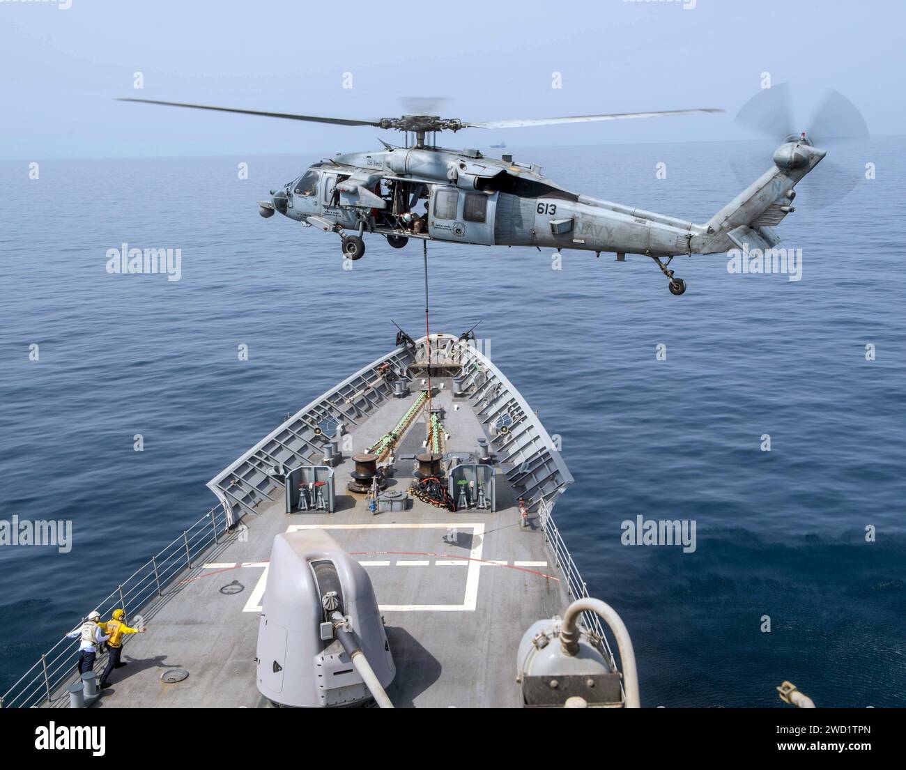 Ein MH-60S Sea Hawk Helikopter liefert während einer vertikalen Auffüllung Vorräte an die USS Princeton. Stockfoto