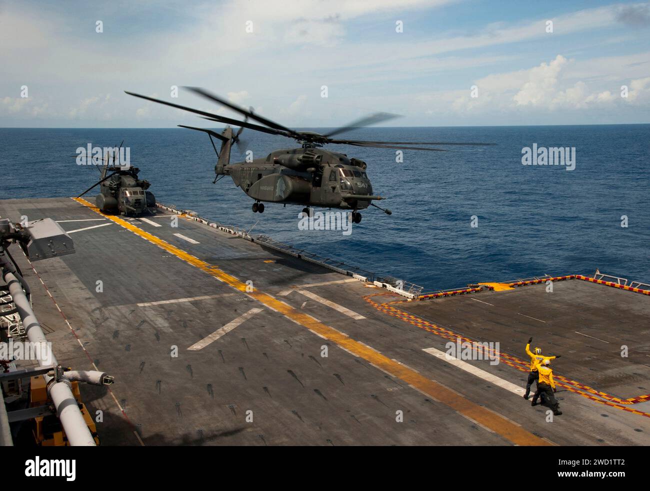 Ein MH-53E Sea Dragon Hubschrauber startet vom Flugdeck der USS Wasp. Stockfoto