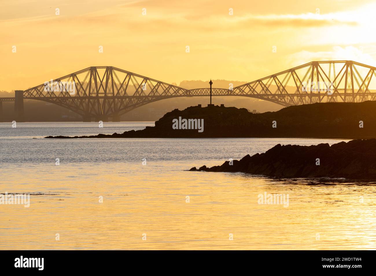 Ein wunderschöner Sonnenuntergang im Firth of Forth mit Blick auf Downing Point in Dalgety Bay und die Forth Bridge. Stockfoto