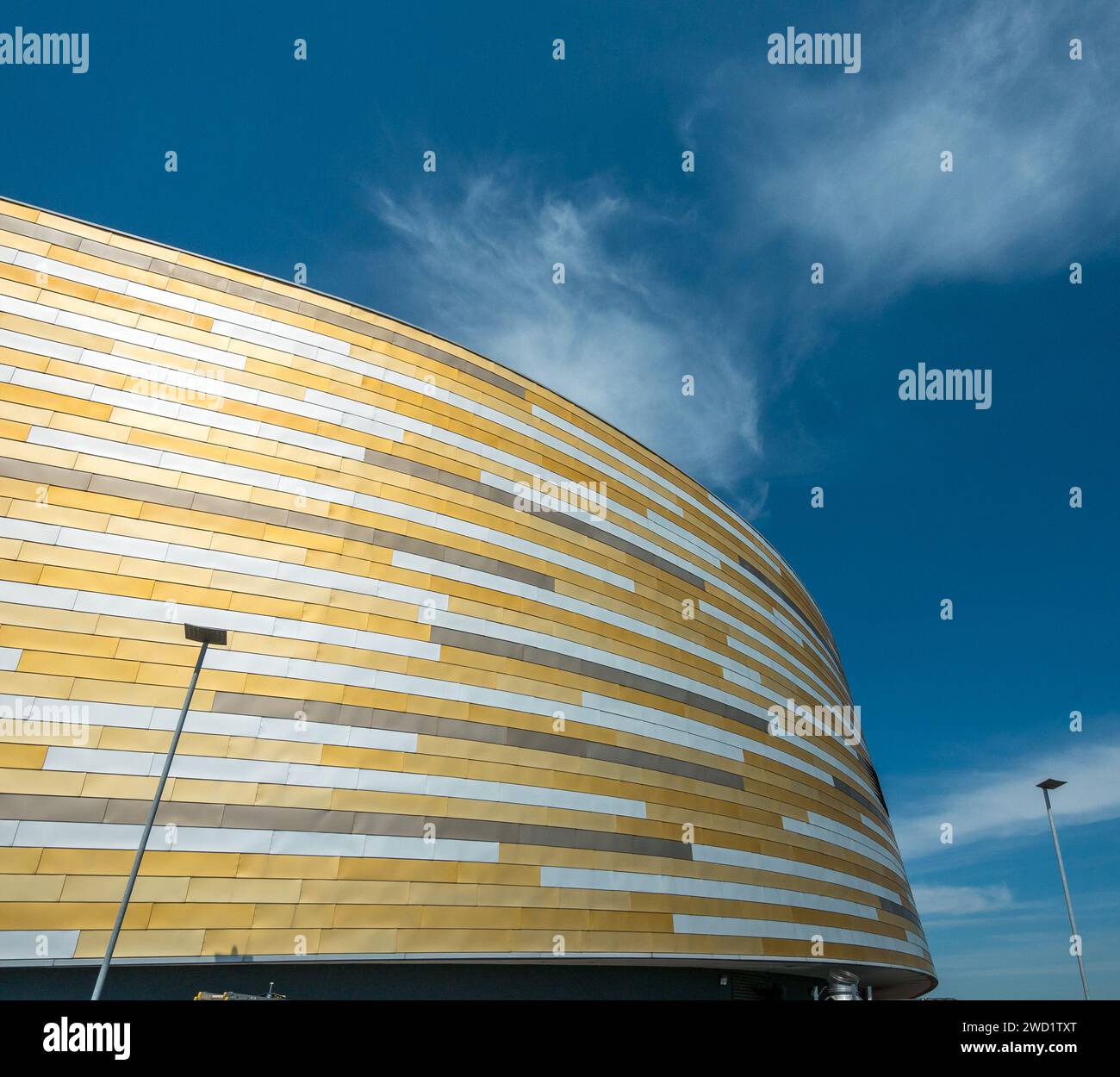 Farbenfrohe Verkleidung und moderne Architektur der Derby Arena / Velodrome vor blauem Himmel, Derby, England, Großbritannien Stockfoto