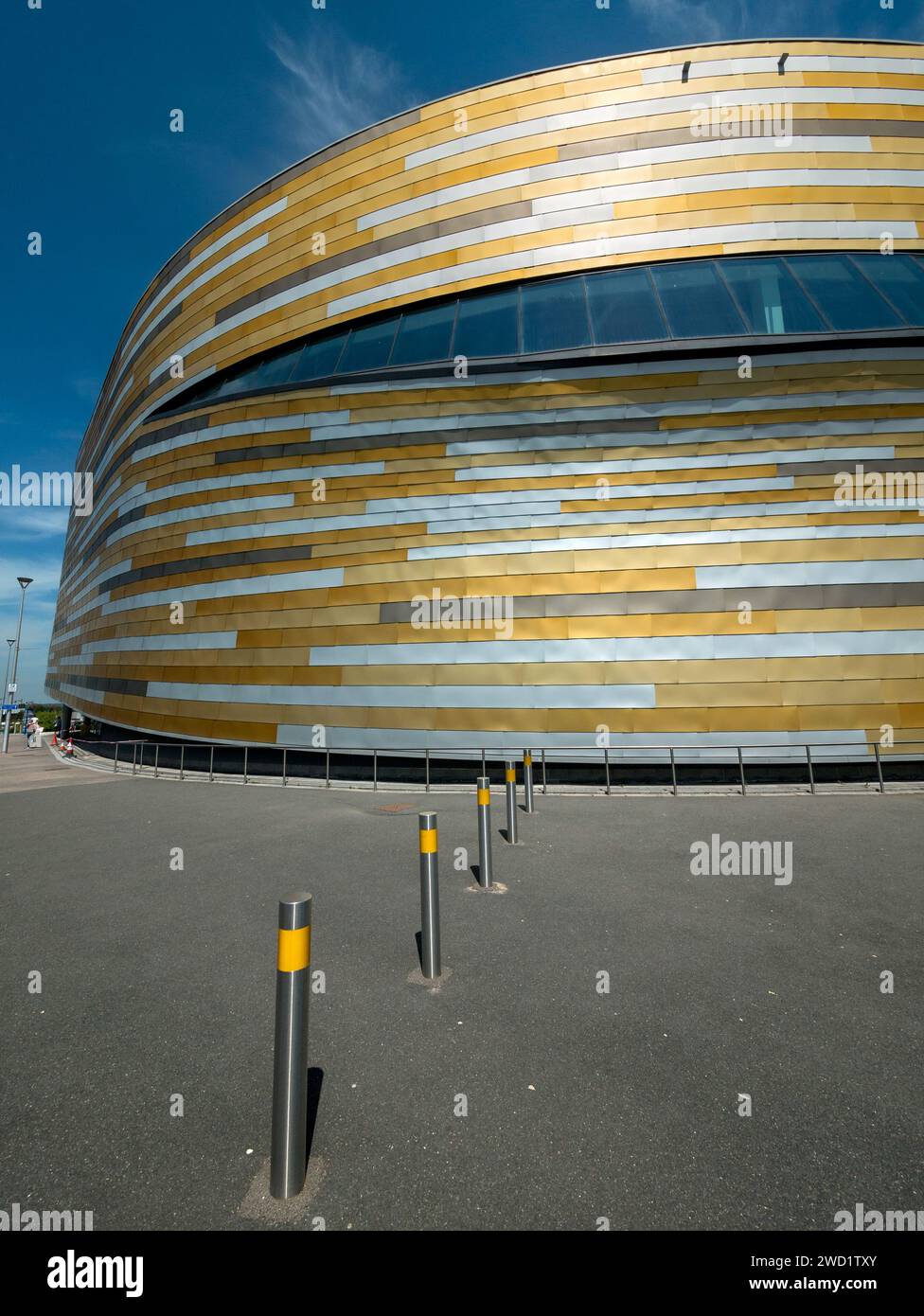 Farbenfrohe Verkleidung und moderne Architektur der Derby Arena / Velodrome vor blauem Himmel, Derby, England, Großbritannien Stockfoto