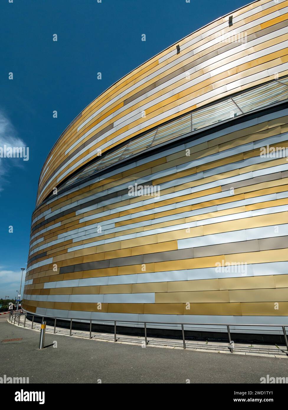 Farbenfrohe Verkleidung und moderne Architektur der Derby Arena / Velodrome vor blauem Himmel, Derby, England, Großbritannien Stockfoto