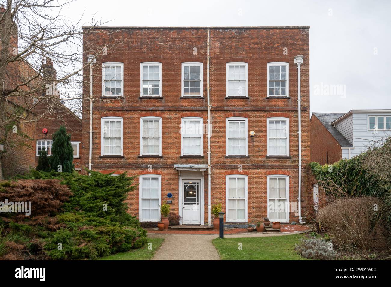 Das Museum of Farnham in der ersten Klasse ist das Georgian Willmer House, Blick vom Garten, eine Besucherattraktion in Farnham, Surrey, England, Großbritannien Stockfoto