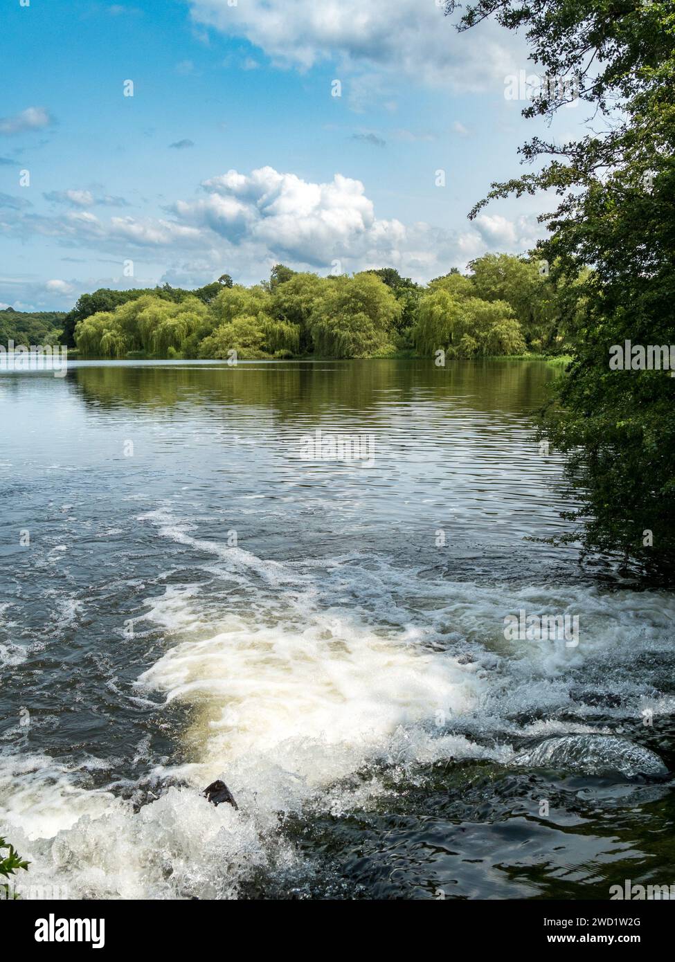 Wasser fließt in das Staunton Harold Reservoir, Derbyshire, England, Großbritannien Stockfoto