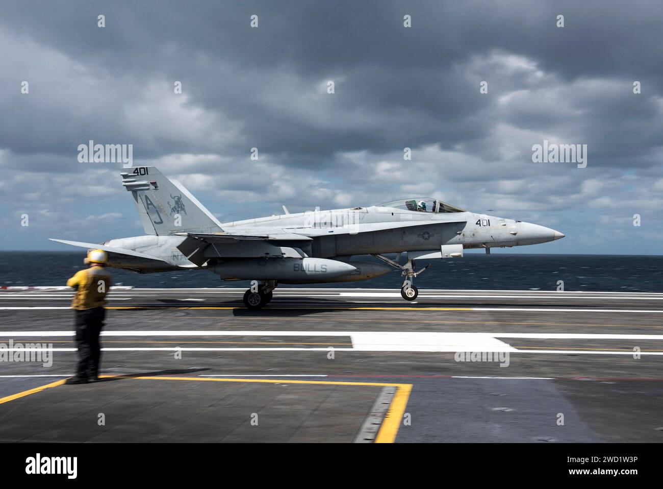 Eine F/A-18C Hornet startet vom Flugzeugträger USS George H.W. Bush. Stockfoto