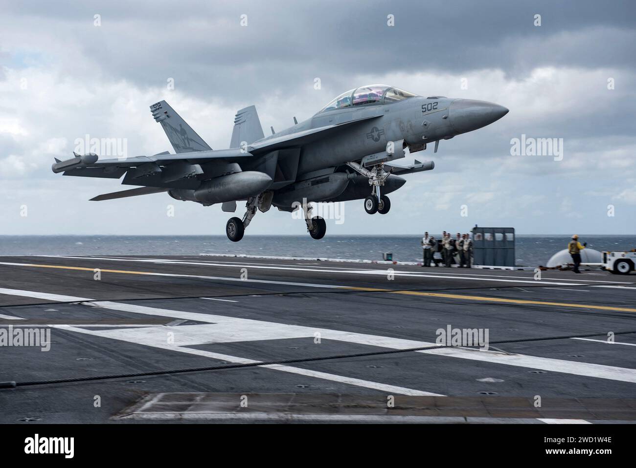 Eine EA-18G Growler bereitet sich auf die Landung an Bord des Flugzeugträgers USS George H.W. Bush vor. Stockfoto