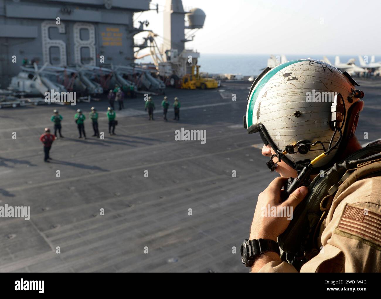 Der U.S. Navy Aircrewman beobachtet von einem MH-60S Sea Hawk Hubschrauber, der vom Flugdeck der USS Nmitz startet. Stockfoto