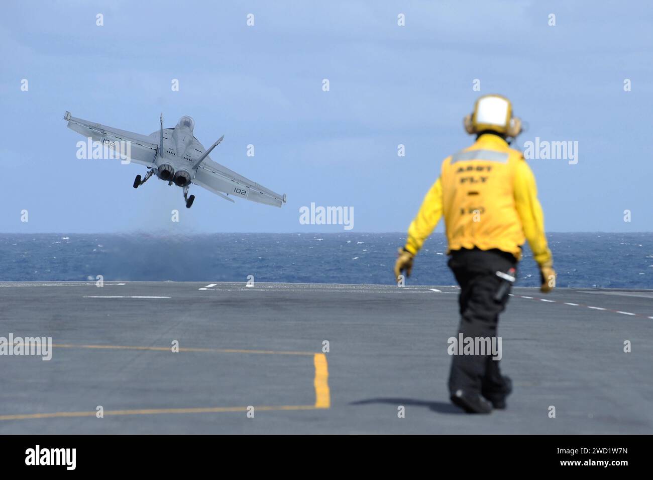 Der Pilot Boatswain's Mate beobachtet eine F/A-18F Super Hornet, die von der USS Harry S. Truman startet. Stockfoto