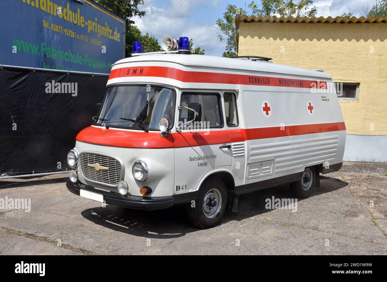 22.07.2023 Barkas B1000/SMH Deutschland/Sachsen Anhalt/Altmark/Landkreis Stendal/Beuster/Blaulichtmuseum/Blaulichttage/Tag der offenen Tür/Oldtimertreffen/Barkas B1000/ DDR Kleinbus/SMH/schnelle medizinische Hilfe/Krankenwagen/ ***Nutzung nur redaktionell*** *** 22 07 2023 Barkas B1000 SMH Deutschland Sachsen Anhalt Altmark Stadtteil Stendal Beuster Blaulichtmuseum Blaulichttage Tag der offenen Tür Oldtimer Meeting Barkas B1000 DDR Minibus SMH Rapid Medical Aid Krankenwagen nur für redaktionelle Zwecke verwenden Stockfoto