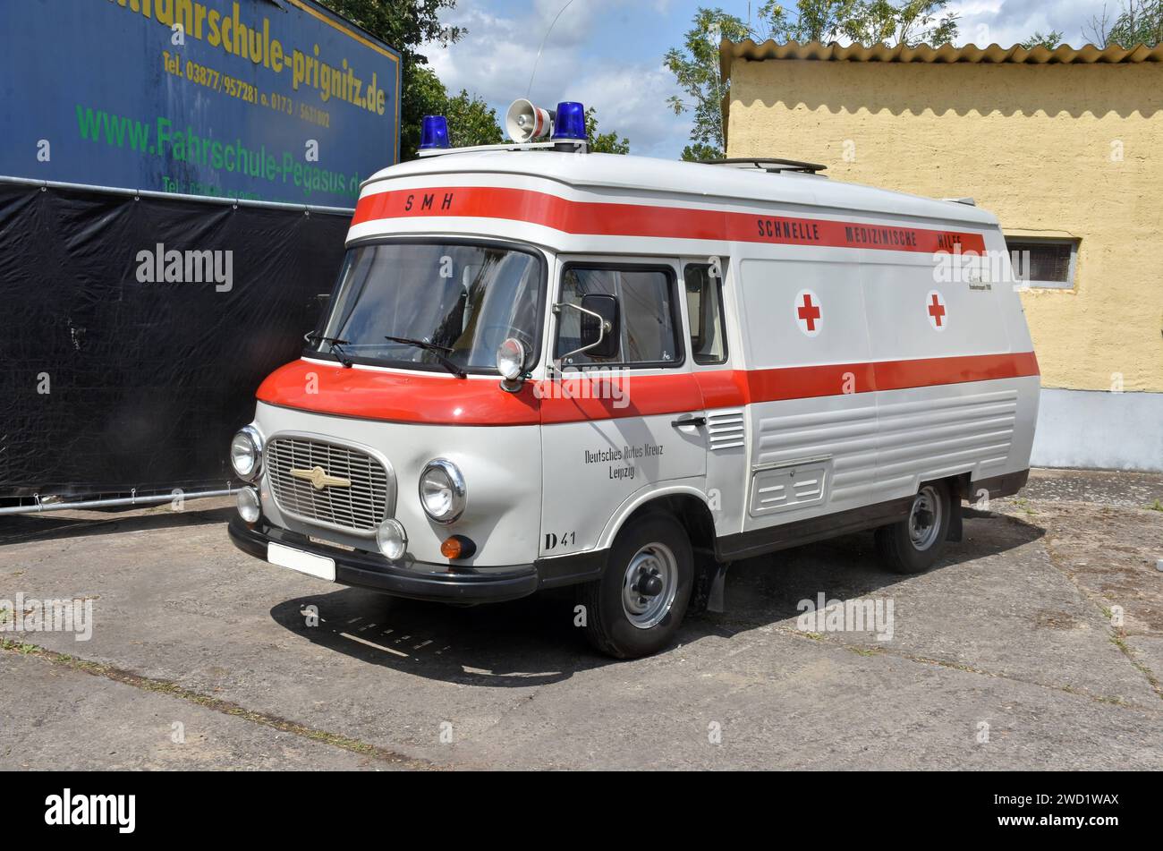 22.07.2023 Barkas B1000/SMH Deutschland/Sachsen Anhalt/Altmark/Landkreis Stendal/Beuster/Blaulichtmuseum/Blaulichttage/Tag der offenen Tür/Oldtimertreffen/Barkas B1000/ DDR Kleinbus/SMH/schnelle medizinische Hilfe/Krankenwagen/ ***Nutzung nur redaktionell*** *** 22 07 2023 Barkas B1000 SMH Deutschland Sachsen Anhalt Altmark Stadtteil Stendal Beuster Blaulichtmuseum Blaulichttage Tag der offenen Tür Oldtimer Meeting Barkas B1000 DDR Minibus SMH Rapid Medical Aid Krankenwagen nur für redaktionelle Zwecke verwenden Stockfoto