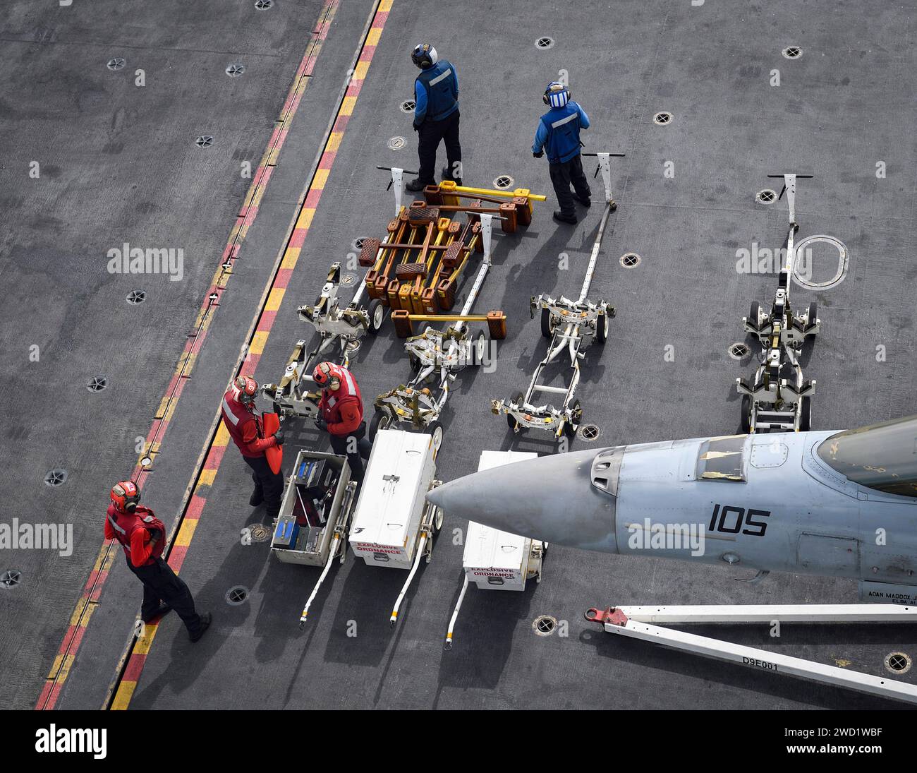 Matrosen organisieren auf dem Flugdeck der USS Carl Vinson Geschütze. Stockfoto