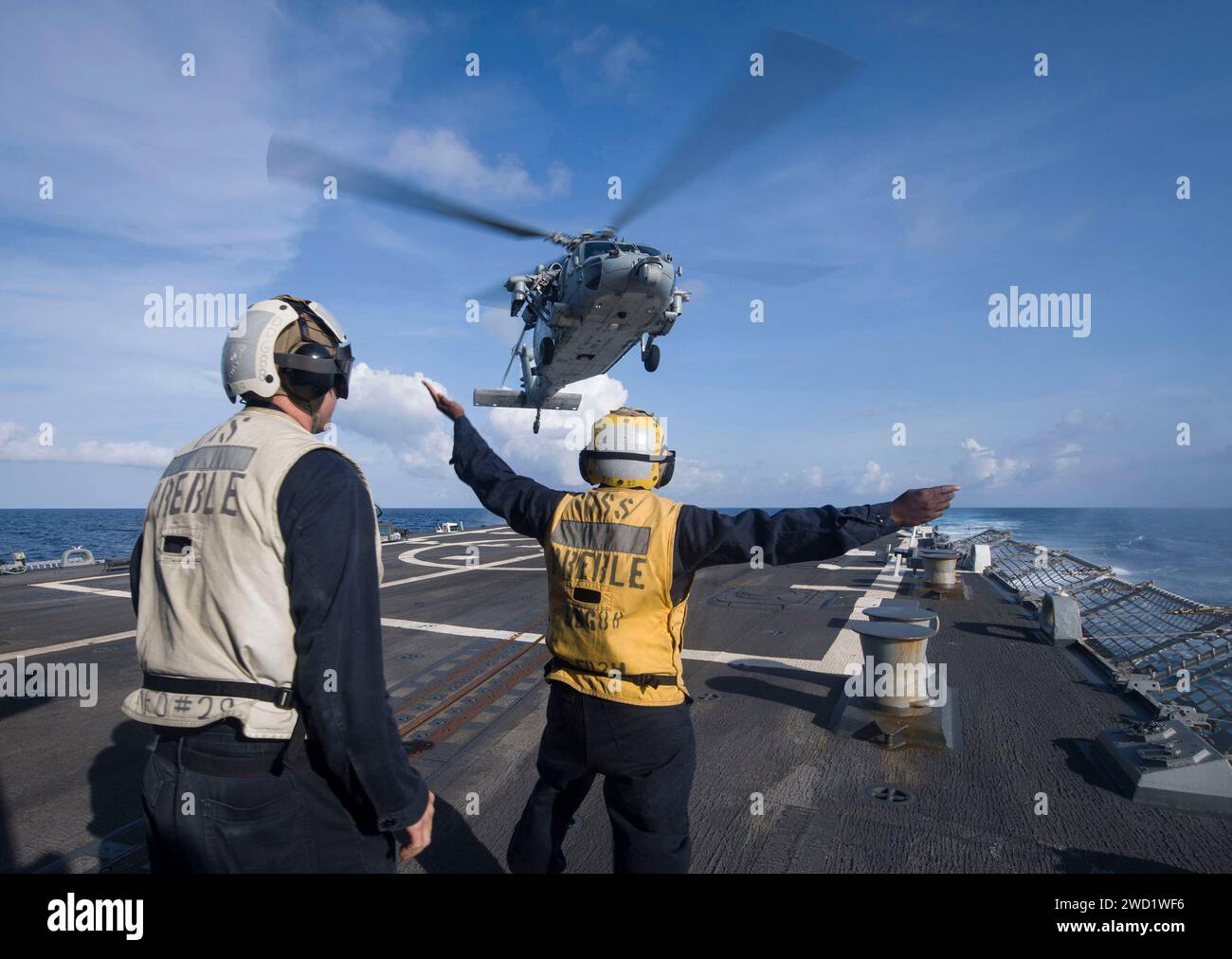 Boatswain's Mate meldet einen MH-60S Sea Hawk Hubschrauber, der von der USS Preble startet. Stockfoto