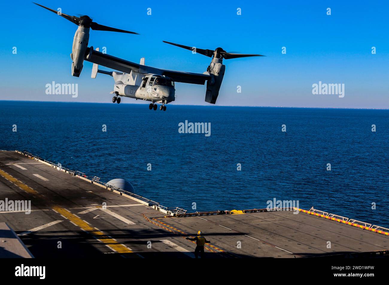 Eine MV-22B Osprey startet vom amphibischen Angriffsschiff USS Iwo Jima. Stockfoto
