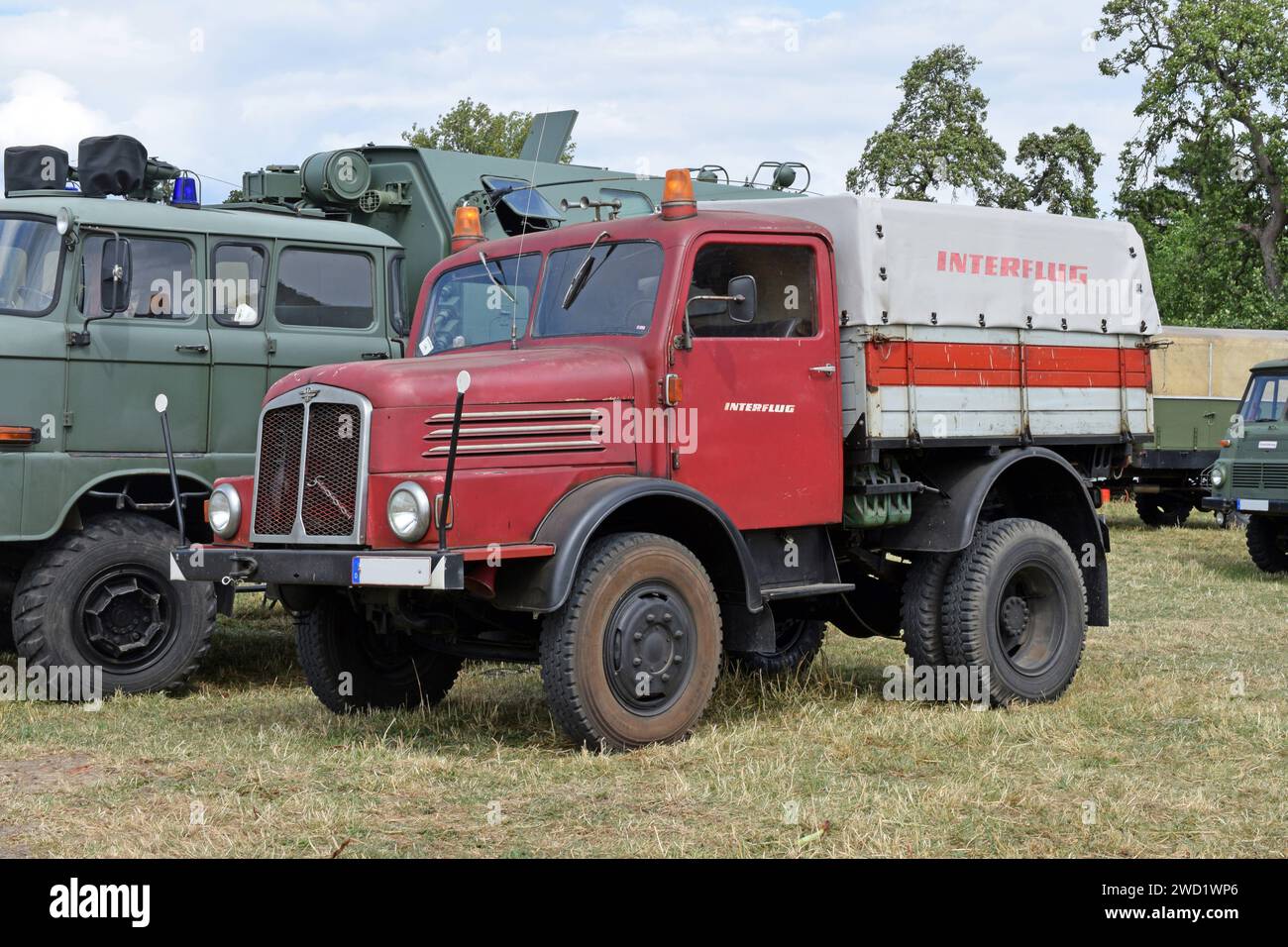 22.07.2023 LKW S4000-1 Deutschland/Sachsen Anhalt/Altmark/Landkreis Stendal/Beuster/Blaulichtmuseum/Blaulichttage/Tag der offenen Tür/Oldtimertreffen/LKW/S4000-1/der einstigen DDR Fluggesellschaft Interflug/dahinter stehen Militärfahrzeuge/ ***Nutzung nur redaktionell*** *** 22 07 2023 Lkw S4000 1 Deutschland Sachsen Anhalt Altmark Bezirk Stendal Beuster Blaulichtmuseum Blaulichttage Tag der offenen Tür Oldtimer Meeting Truck S4000 1 von die ehemalige DDR-Fluggesellschaft Interflug dahinter sind Militärfahrzeuge, die ausschließlich zu redaktionellen Zwecken genutzt werden Stockfoto