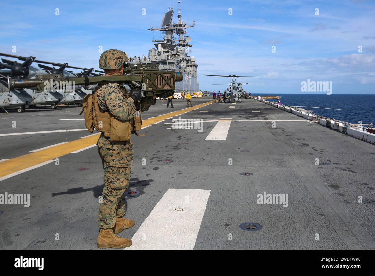 Ein US-Marine sucht nach Bedrohungen im Atlantik, während er an Bord der USS Iwo Jima ist. Stockfoto