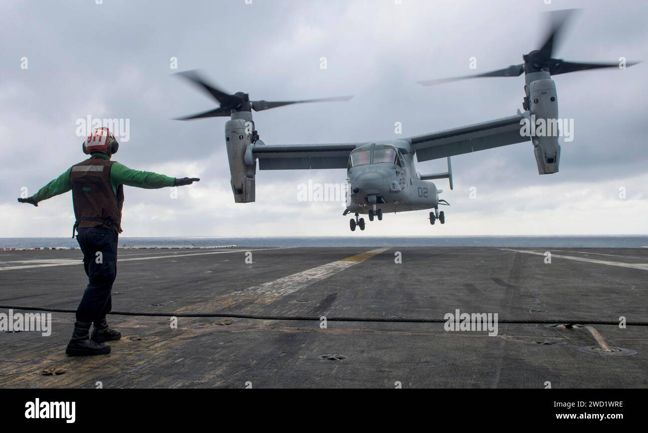 Eine MV-22 Osprey bereitet sich auf die Landung auf dem Flugzeugträger USS Ronald Reagan vor. Stockfoto
