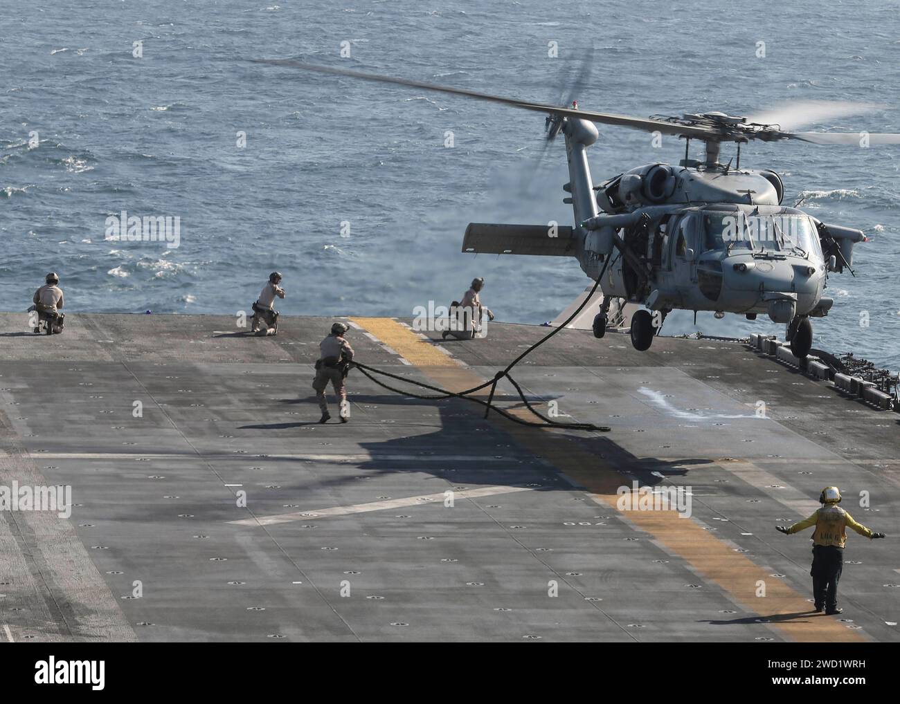 Die US-Marines führen an Bord des amphibischen Angriffsschiffs USS America Schnellseilübungen durch. Stockfoto