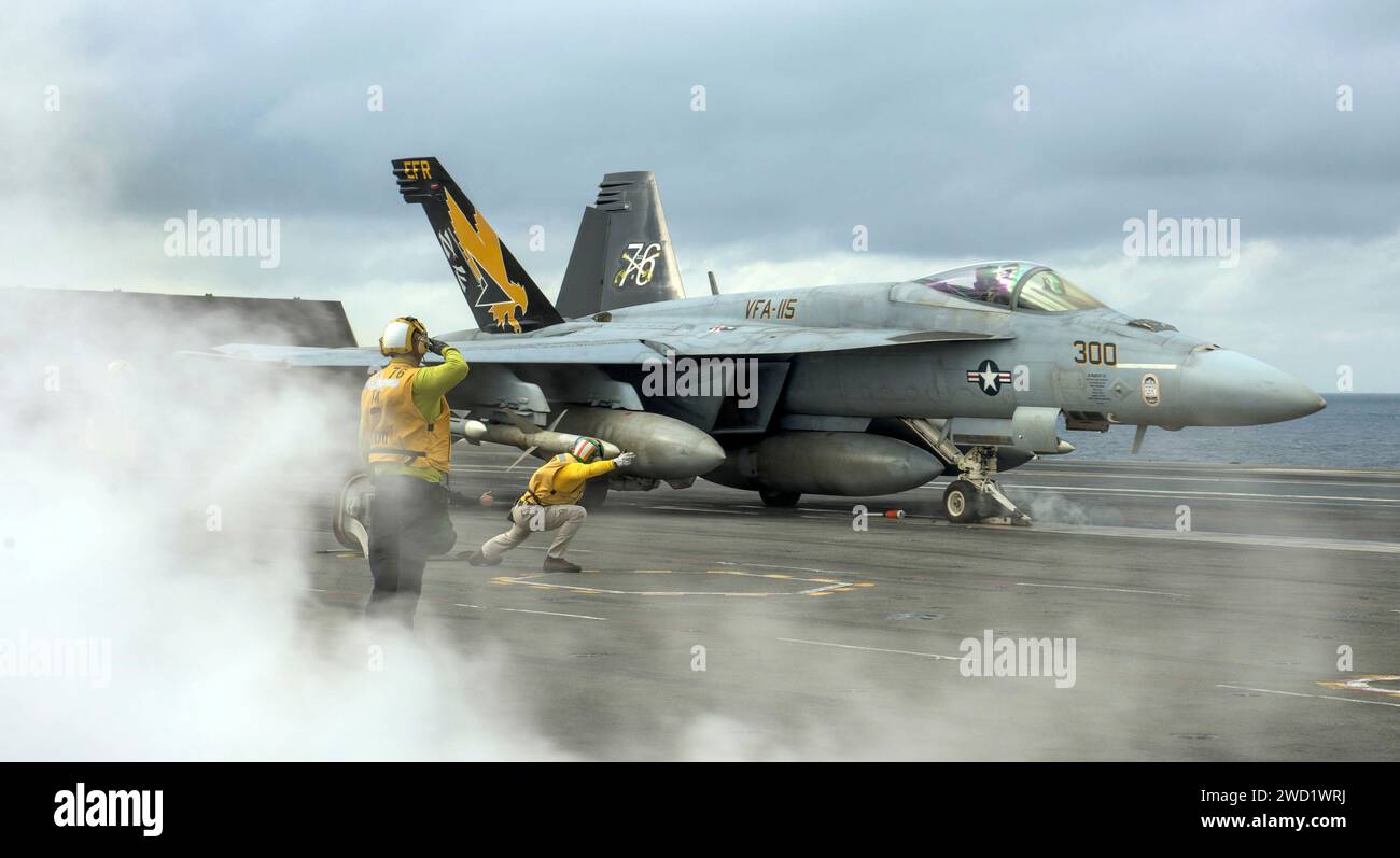 Eine F/A-18E Super Hornet startet vom Flugdeck an Bord der USS Ronalad Reagan. Stockfoto