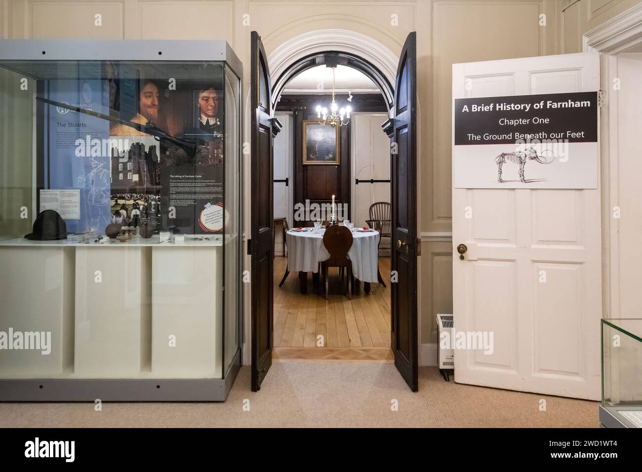 Museum of Farnham Interior mit Ausstellungen zur lokalen Geschichte, eine Besucherattraktion in Farnham Town, Surrey, England, Großbritannien Stockfoto