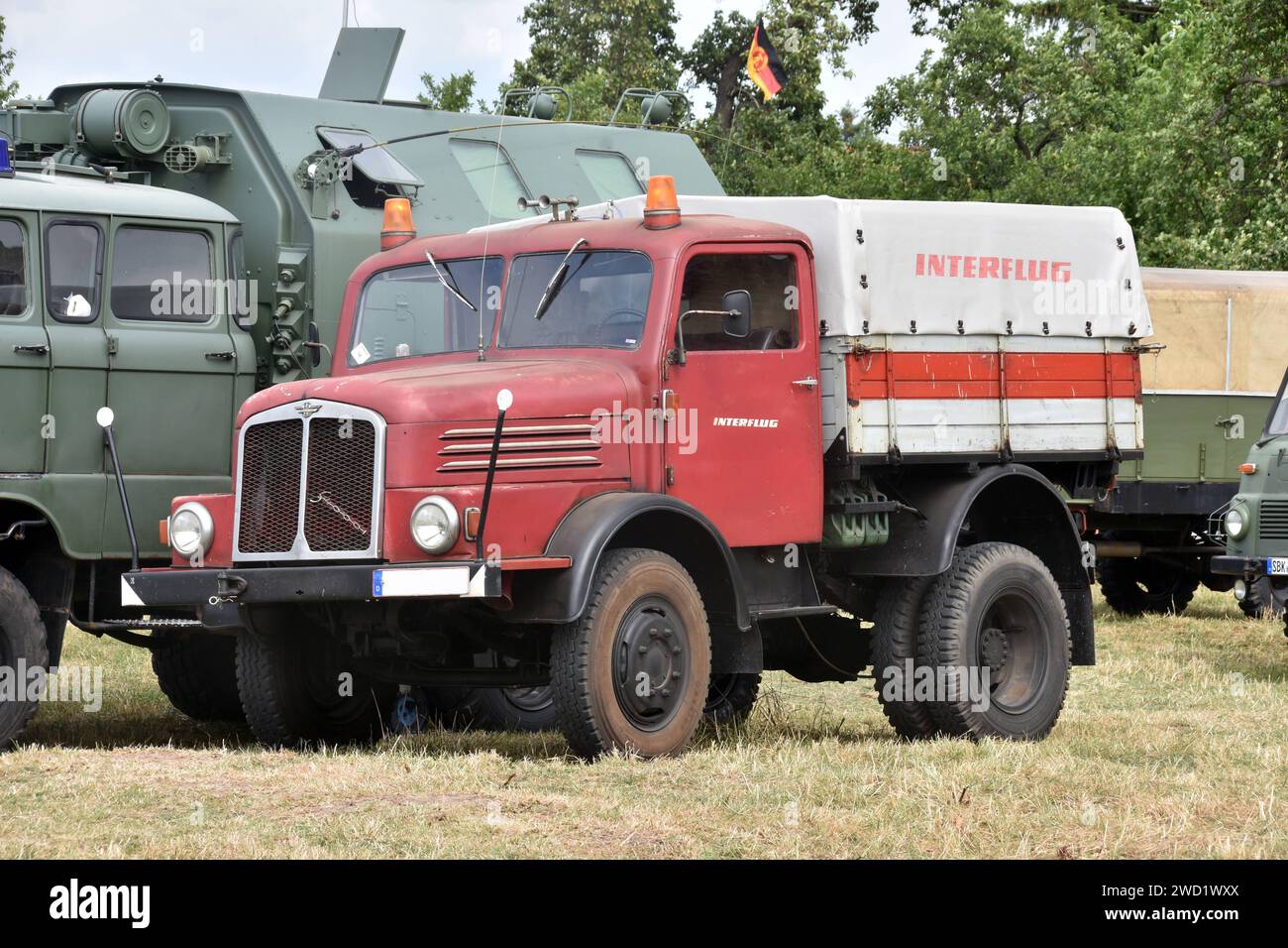 22.07.2023 LKW S4000-1 Deutschland/Sachsen Anhalt/Altmark/Landkreis Stendal/Beuster/Blaulichtmuseum/Blaulichttage/Tag der offenen Tür/Oldtimertreffen/LKW/S4000-1/der einstigen DDR Fluggesellschaft Interflug/dahinter stehen Militärfahrzeuge/ ***Nutzung nur redaktionell*** *** 22 07 2023 Lkw S4000 1 Deutschland Sachsen Anhalt Altmark Bezirk Stendal Beuster Blaulichtmuseum Blaulichttage Tag der offenen Tür Oldtimer Meeting Truck S4000 1 von die ehemalige DDR-Fluggesellschaft Interflug dahinter sind Militärfahrzeuge, die ausschließlich zu redaktionellen Zwecken genutzt werden Stockfoto