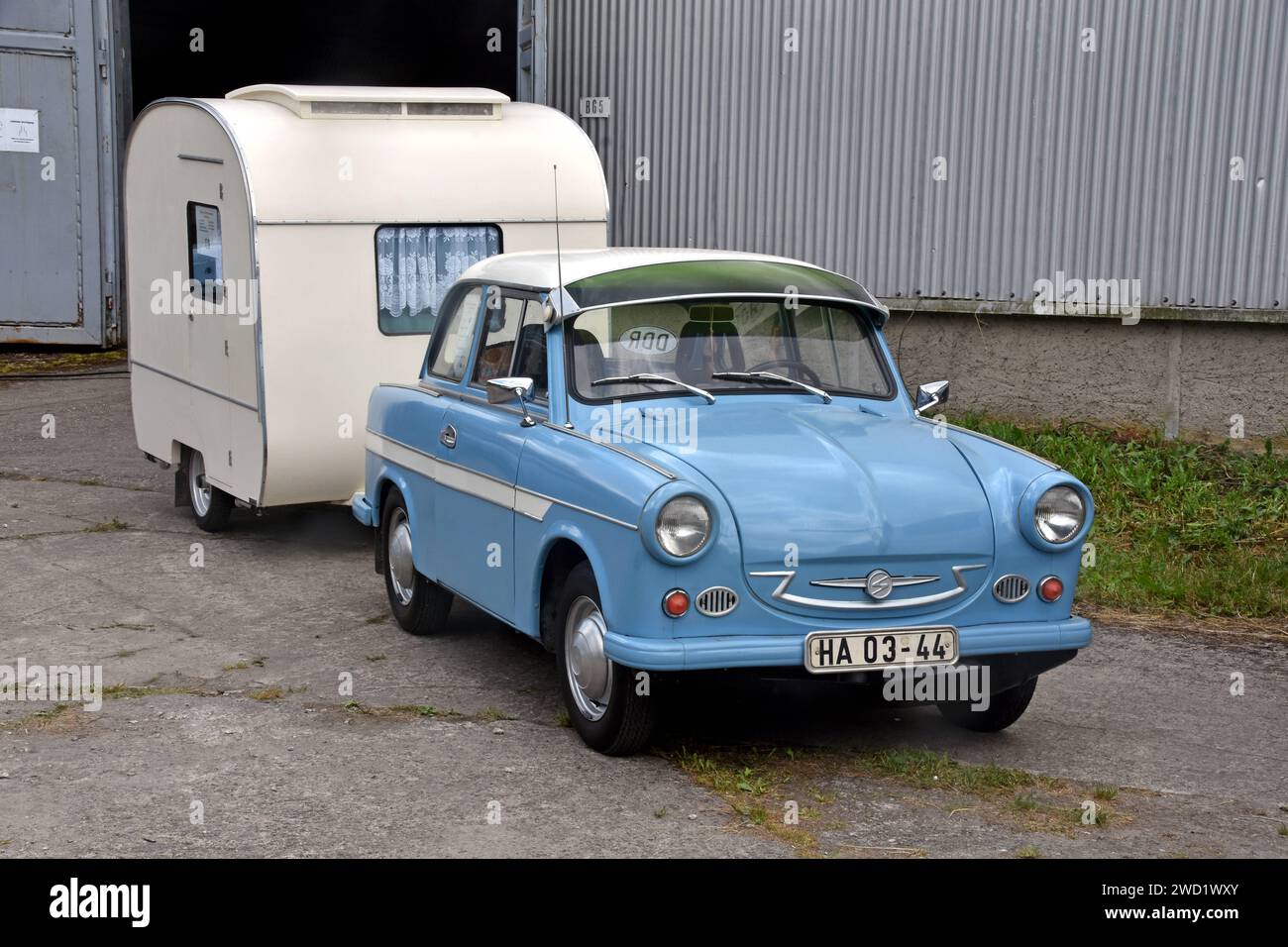 22.07.2023 Trabant 600 Gespann Deutschland/Sachsen Anhalt/Altmark/Landkreis Stendal/Beuster/Blaulichtmuseum/Blaulichttage/Tag der offenen Tür/Oldtimertreffen/Trabant 600 Limousine BJ. 1964 mit Wohnwagen Weferlinger LC-9/200/ hergestellt vom VEB Heimstolz Weferlingen/ Trabant mit altem DDR Kennzeichen Bezirk Magdeburg/ ***Nutzung nur redaktionell*** *** 22 07 2023 Trabant 600 Trabant 600 Trabant 600 Trabant 1964 mit Caravan Weferlinger LC 9 200 hergestellt von VEB Heimstolz Weferlingen Trabant mit altem DDR-Kennzeichen Magdeburg nur für redaktionelle Zwecke Stockfoto
