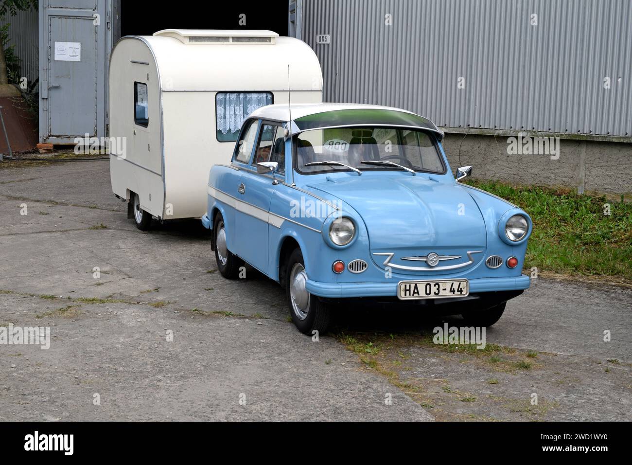 22.07.2023 Trabant 600 Gespann Deutschland/Sachsen Anhalt/Altmark/Landkreis Stendal/Beuster/Blaulichtmuseum/Blaulichttage/Tag der offenen Tür/Oldtimertreffen/Trabant 600 Limousine BJ. 1964 mit Wohnwagen Weferlinger LC-9/200/ hergestellt vom VEB Heimstolz Weferlingen/ Trabant mit Alter Sonnenblende an der Frontscheibe und DDR Kennzeichen Bezirk Magdeburg/ ***Nutzung nur redaktionell*** *** 22 07 2023 Trabant 600 Trabant 600 Trabant 600 Trabant 1964 mit Caravan Weferlinger LC 9 200 hergestellt von VEB Heimstolz Weferlingen Trabant mit alte Sonnenblende an der Windschutzscheibe und DDR-Lizenz pl Stockfoto