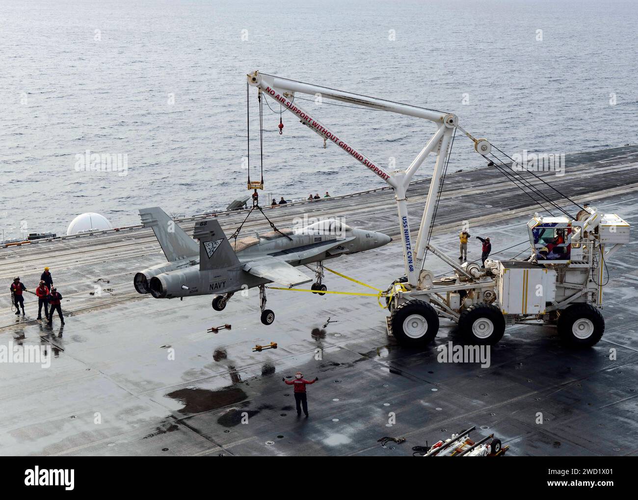 US-Navy-Seeleute demonstrieren den Betrieb des mobilen Crashkrans an Bord der USS Nimitz. Stockfoto