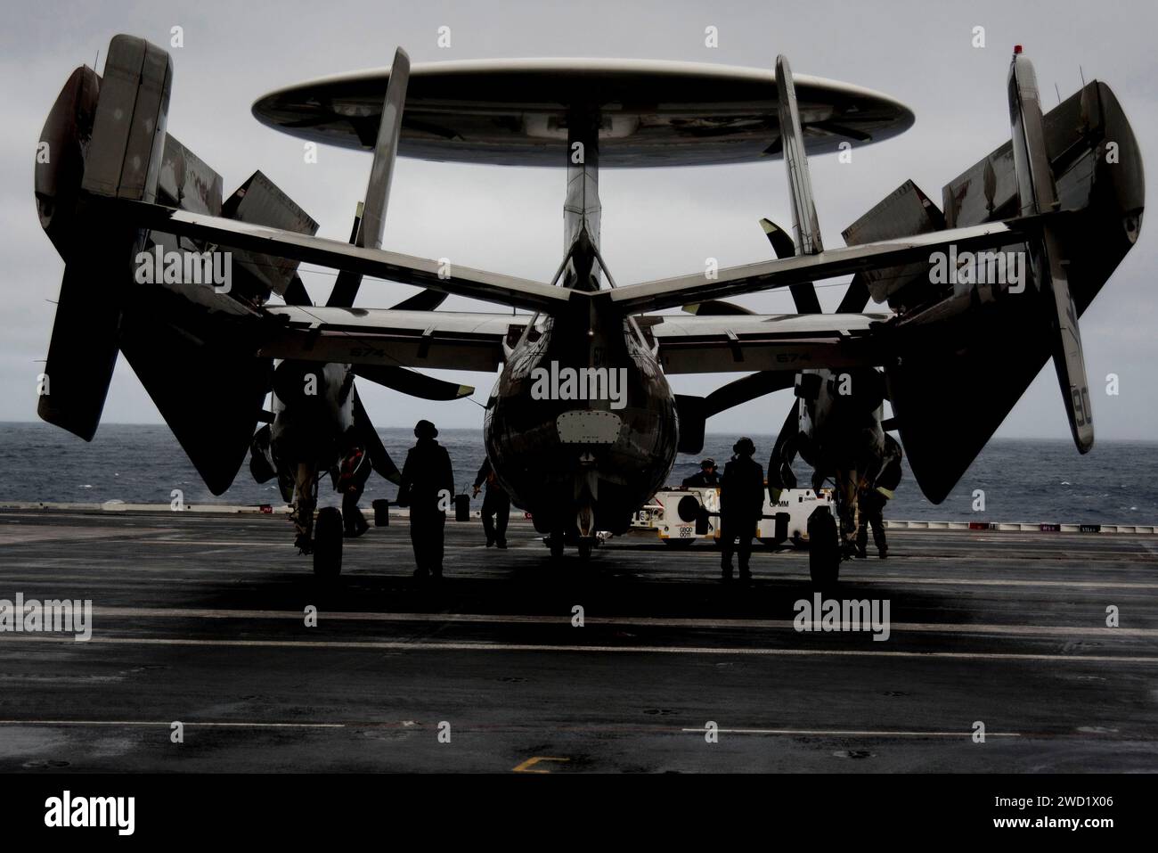 Die Matrosen bereiten sich darauf vor, eine E-2D Hawkeye auf dem Flugdeck an Bord der USS Harry S. Truman zu transportieren. Stockfoto