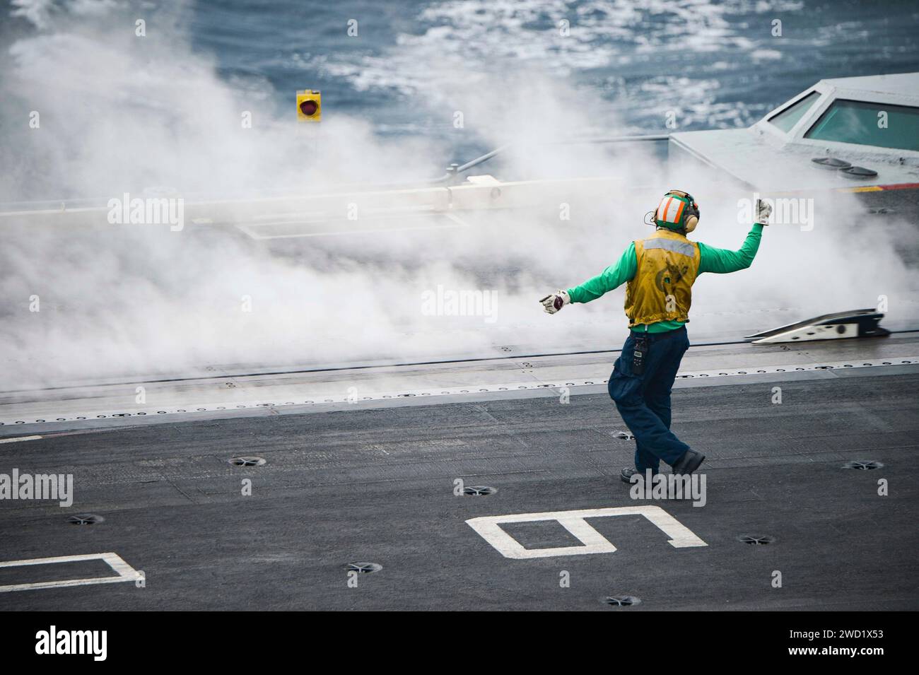 Boatswain's Mate lenkt ein Katapult auf dem Flugdeck der USS Harry S. Truman. Stockfoto