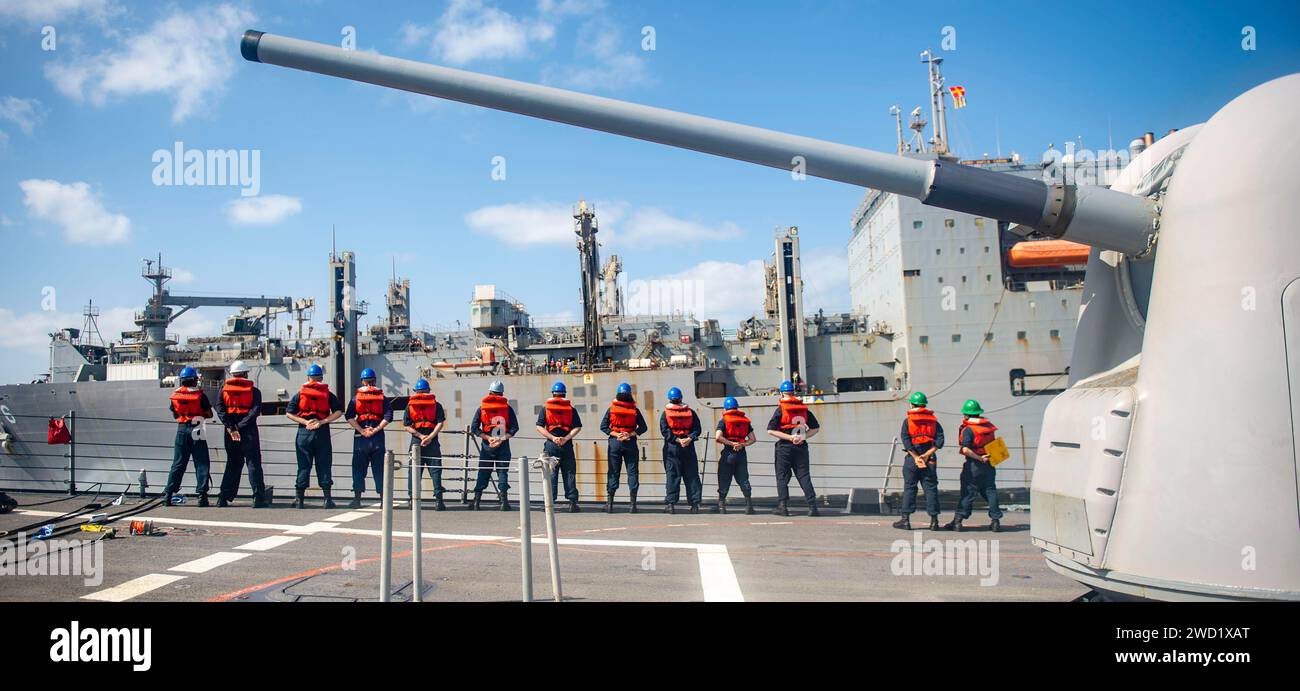 Seeleute stehen in der Formation Seeleute an Bord des Raketenzerstörers USS John Paul Jones. Stockfoto