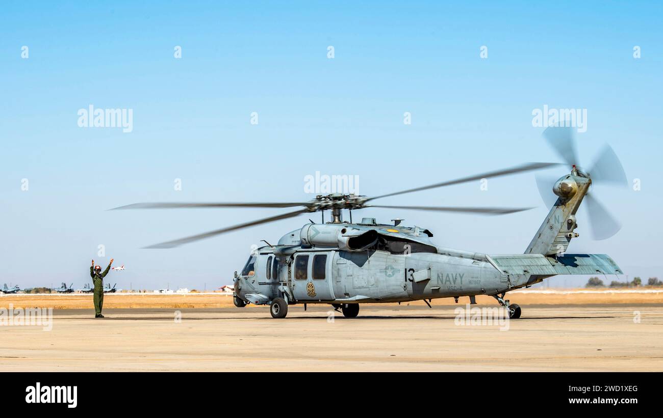 Ein MH-60S Sea Hawk Hubschrauber bereitet sich auf den Start in der Naval Air Facility El Centro, Kalifornien vor. Stockfoto