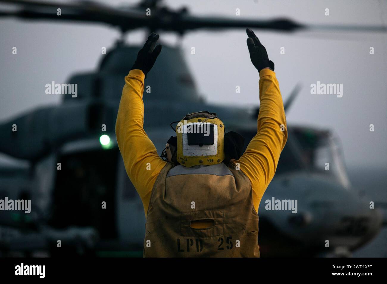 Boatswain's Mate leitet ein Marine Corps UH-1Y Venom. Stockfoto
