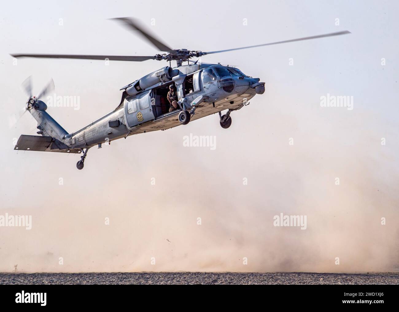 Ein MH-60S KnightHawk Hubschrauber übt taktische Landungen im Terrain Flight aus. Stockfoto