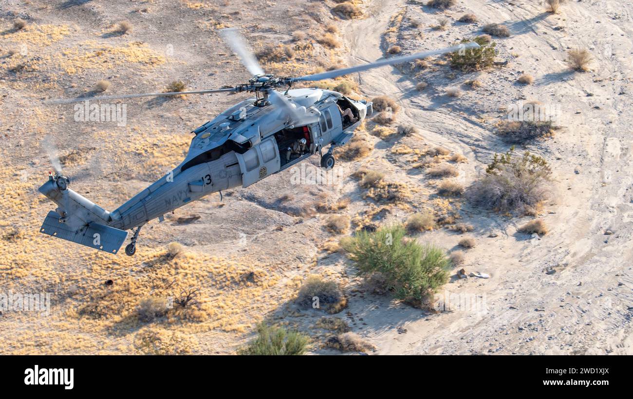 Ein MH-60S KnightHawk Hubschrauber übt ein Flugmanöver aus. Stockfoto